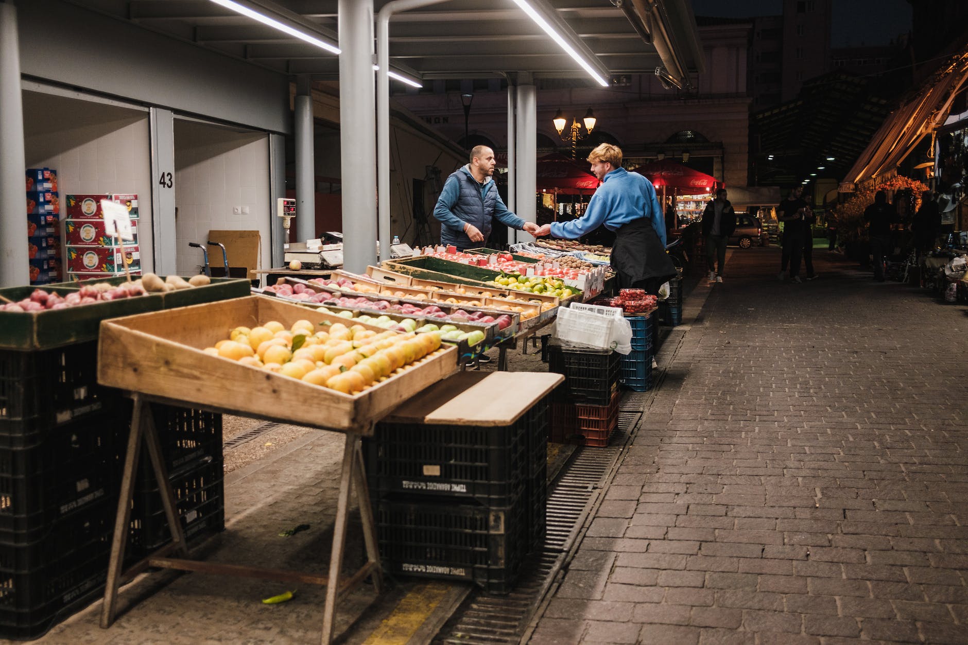 Kostenloses Stock Foto zu beleuchtet, bürgersteig, einkaufen