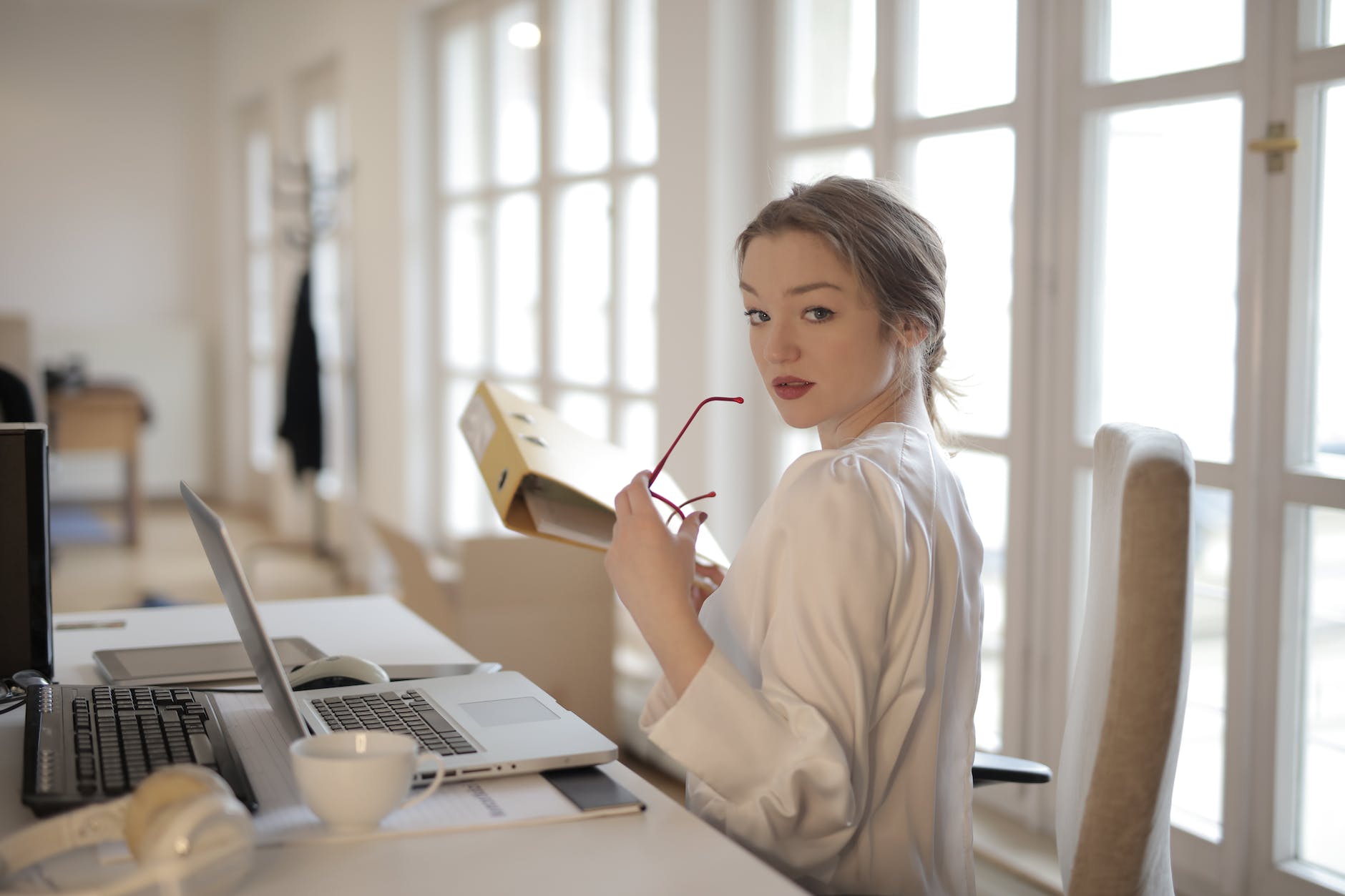 Elegante Geschäftsfrau Mit Ordner Im Büro