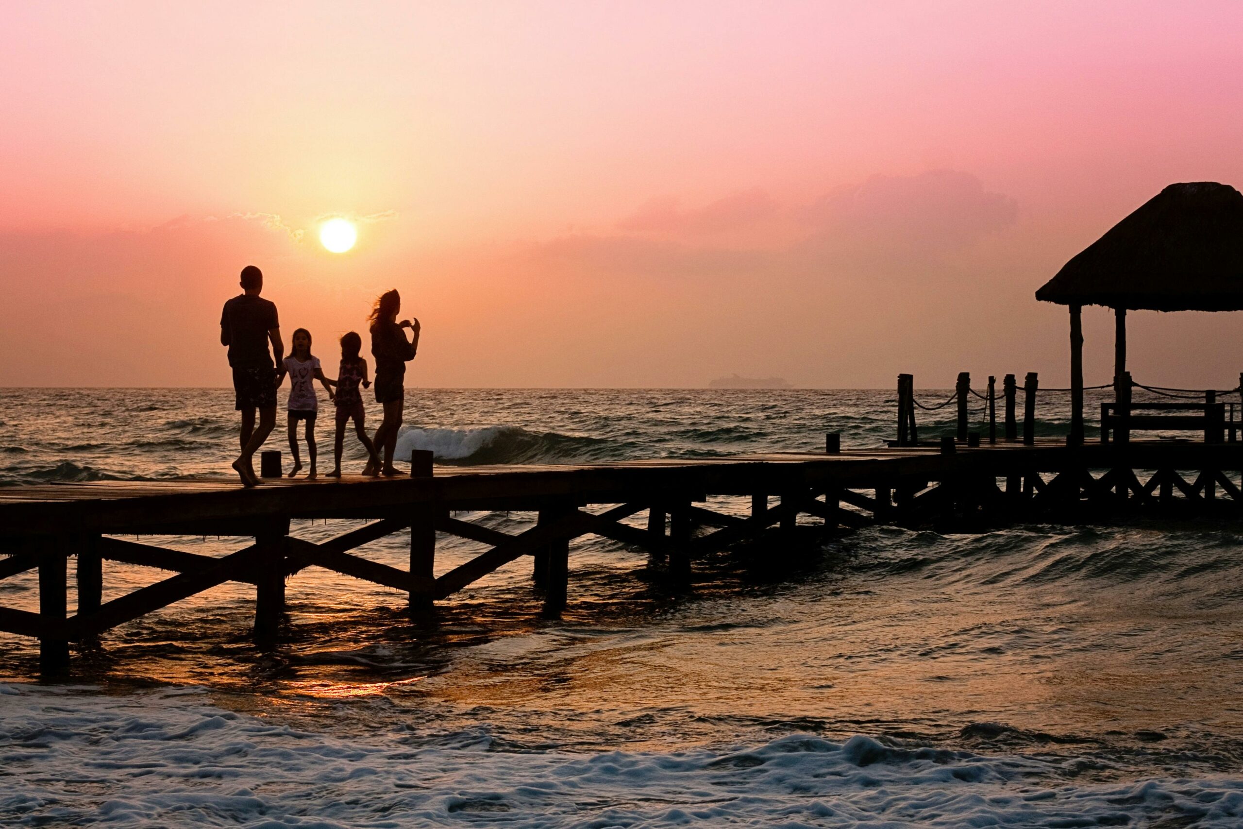 Leute, Die Während Des Sonnenaufgangs Auf Dem Dock Stehen