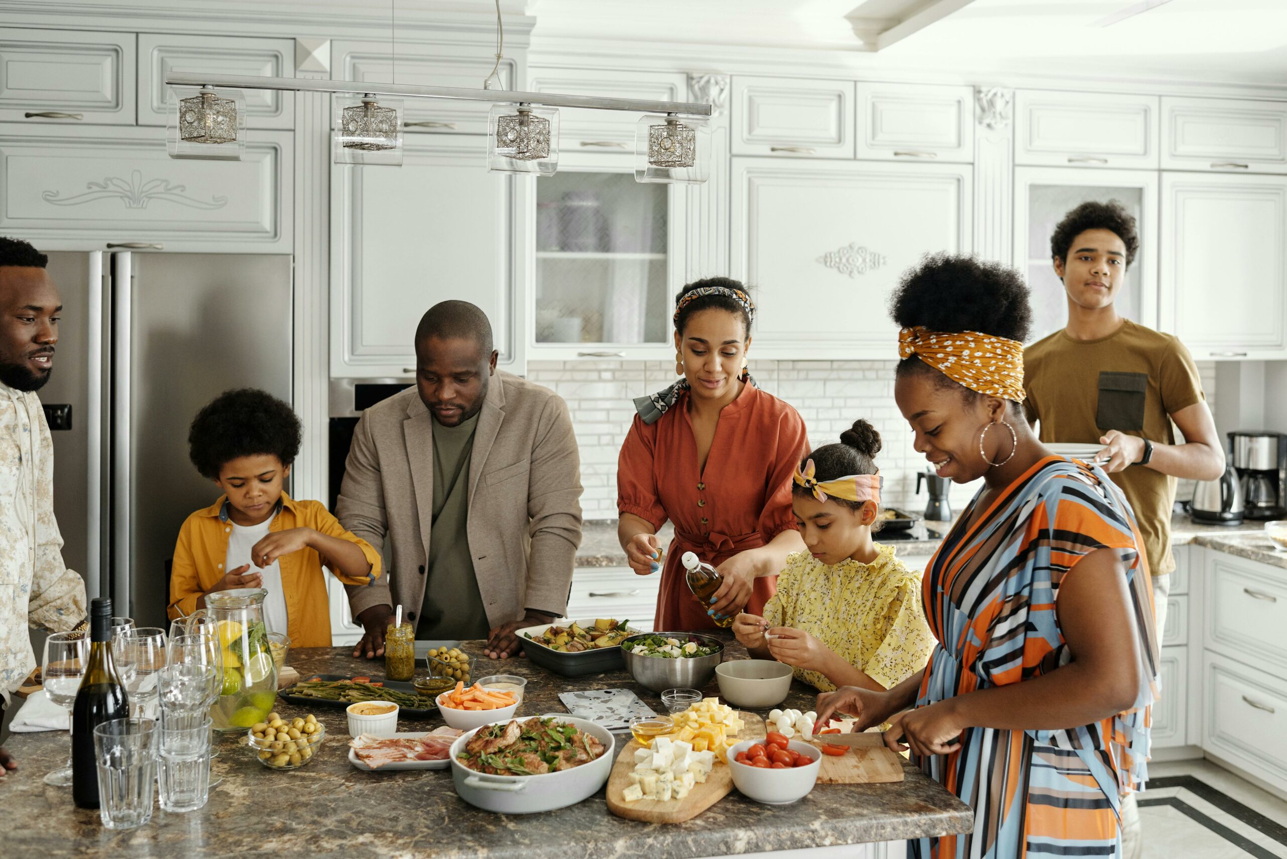 Familie, Die Essen In Der Küche Zubereitet