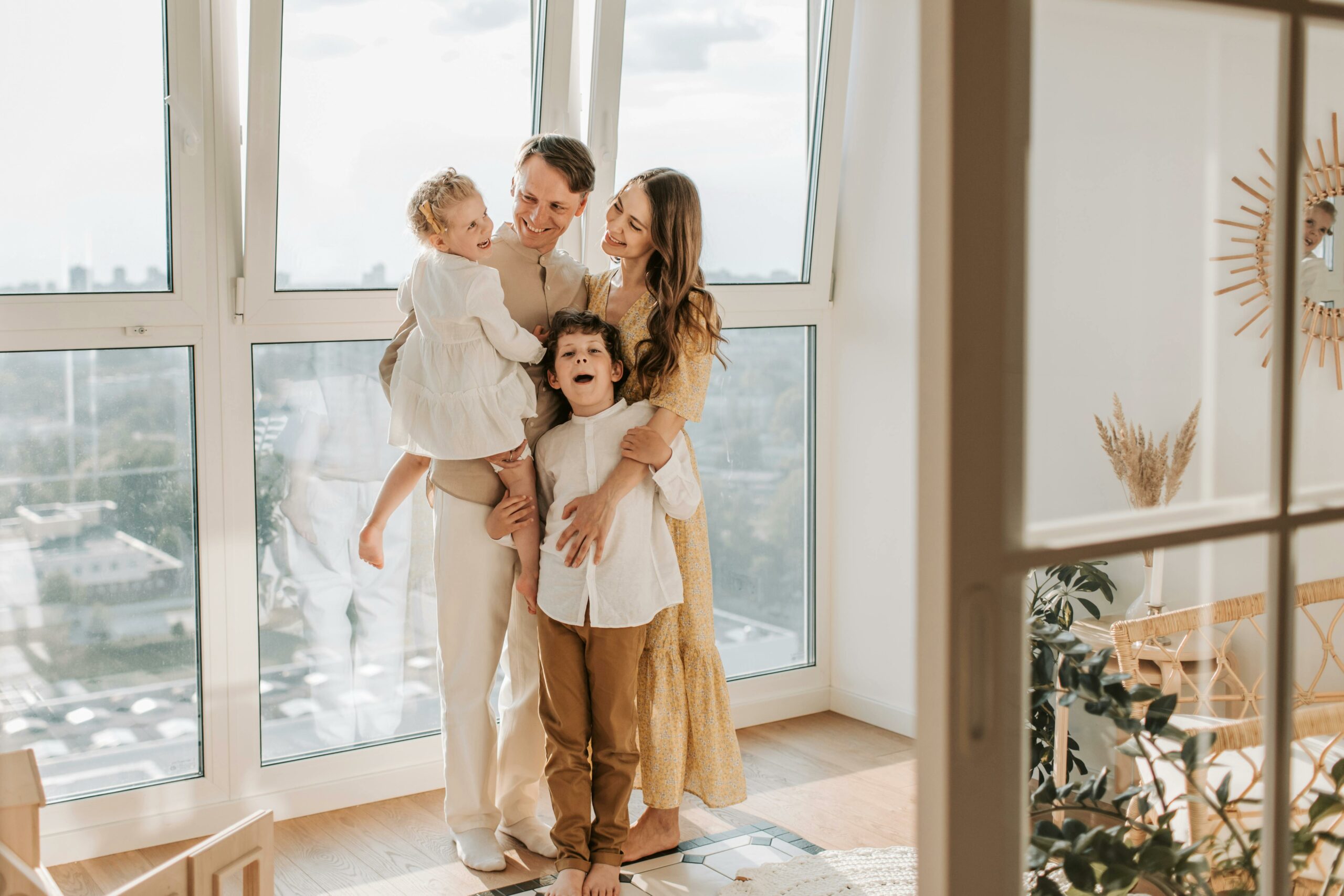 Kostenloses Stock Foto zu am fenster, bruder, familie