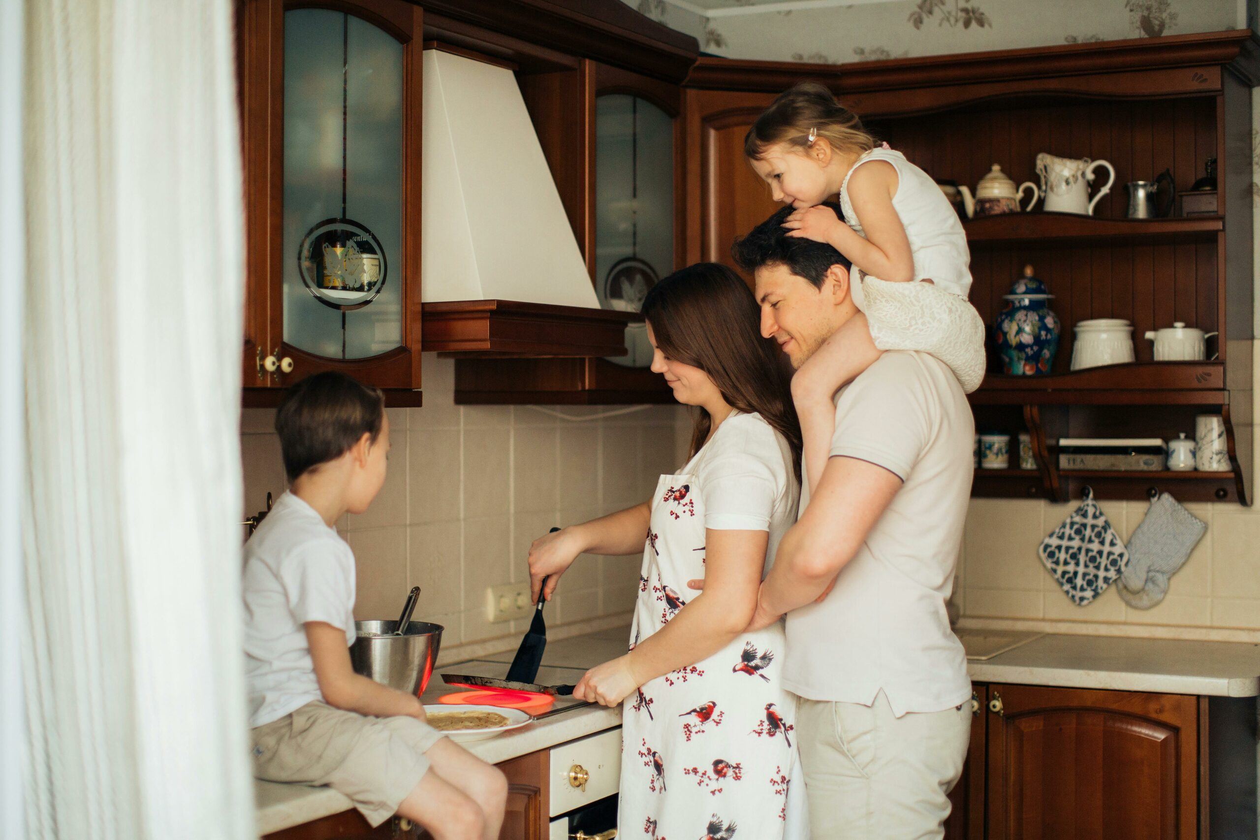 Foto Der Frau, Die Nahe Ihrer Familie Kocht